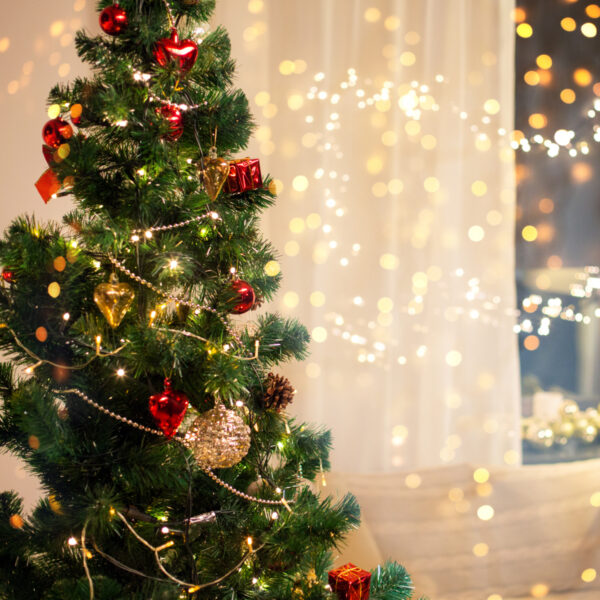 Toma precauciones al decorar en Navidad